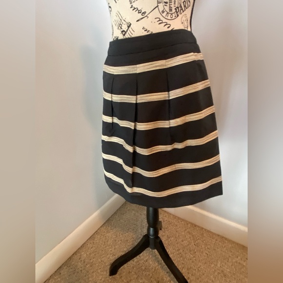 LOFT Navy & Cream striped pleated skirt. Sz 8P - Picture 3 of 5